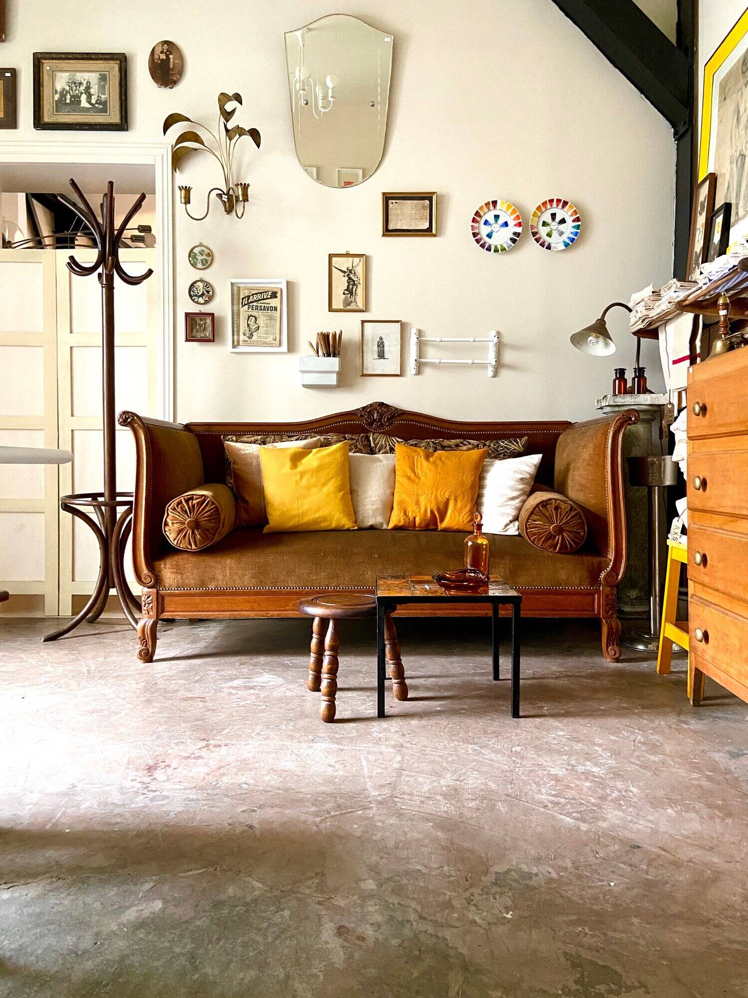 Bench, roller daybed in chiseled wood and ocher velvet, mid-19th century