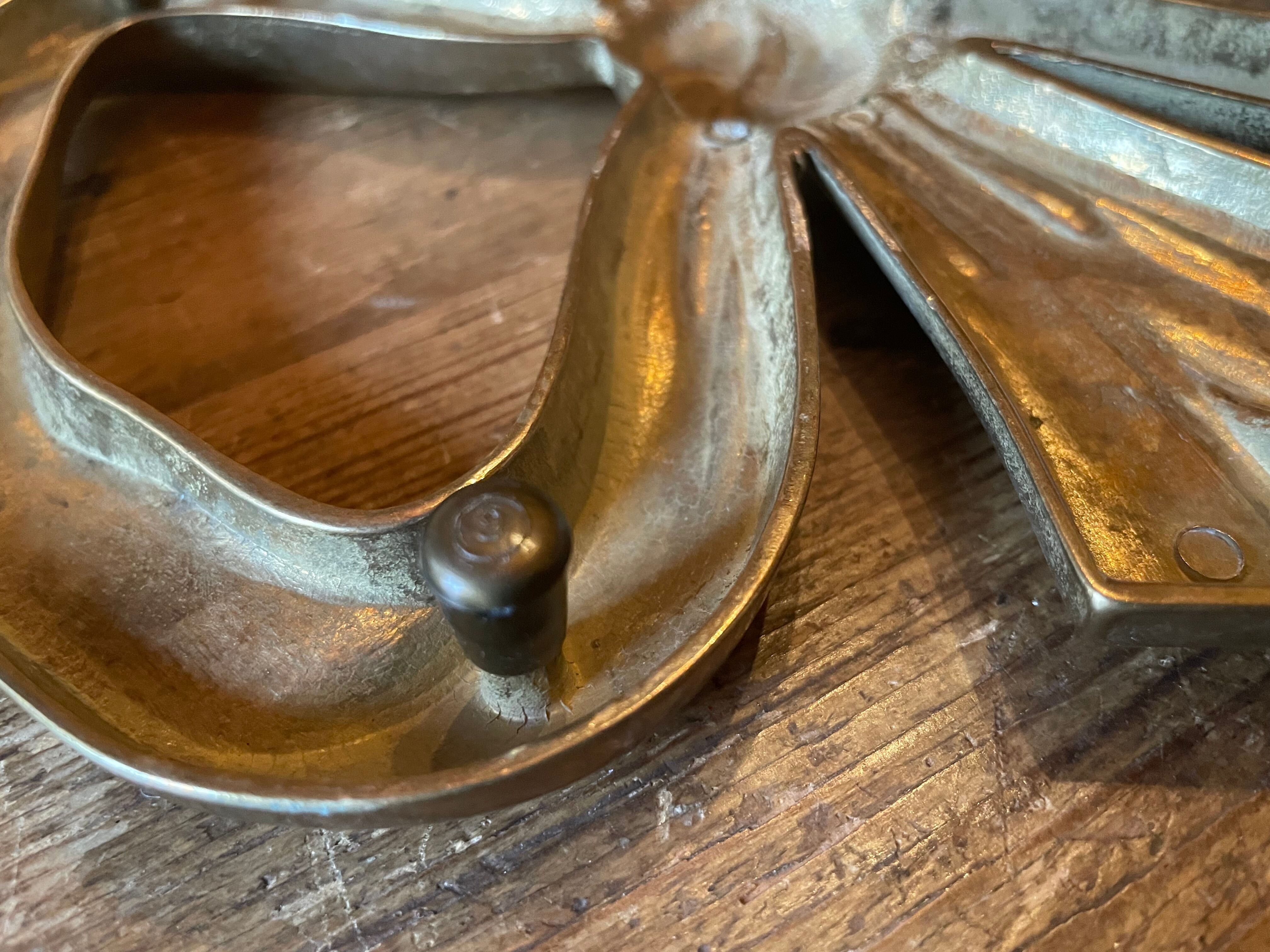 Brass knot table mat