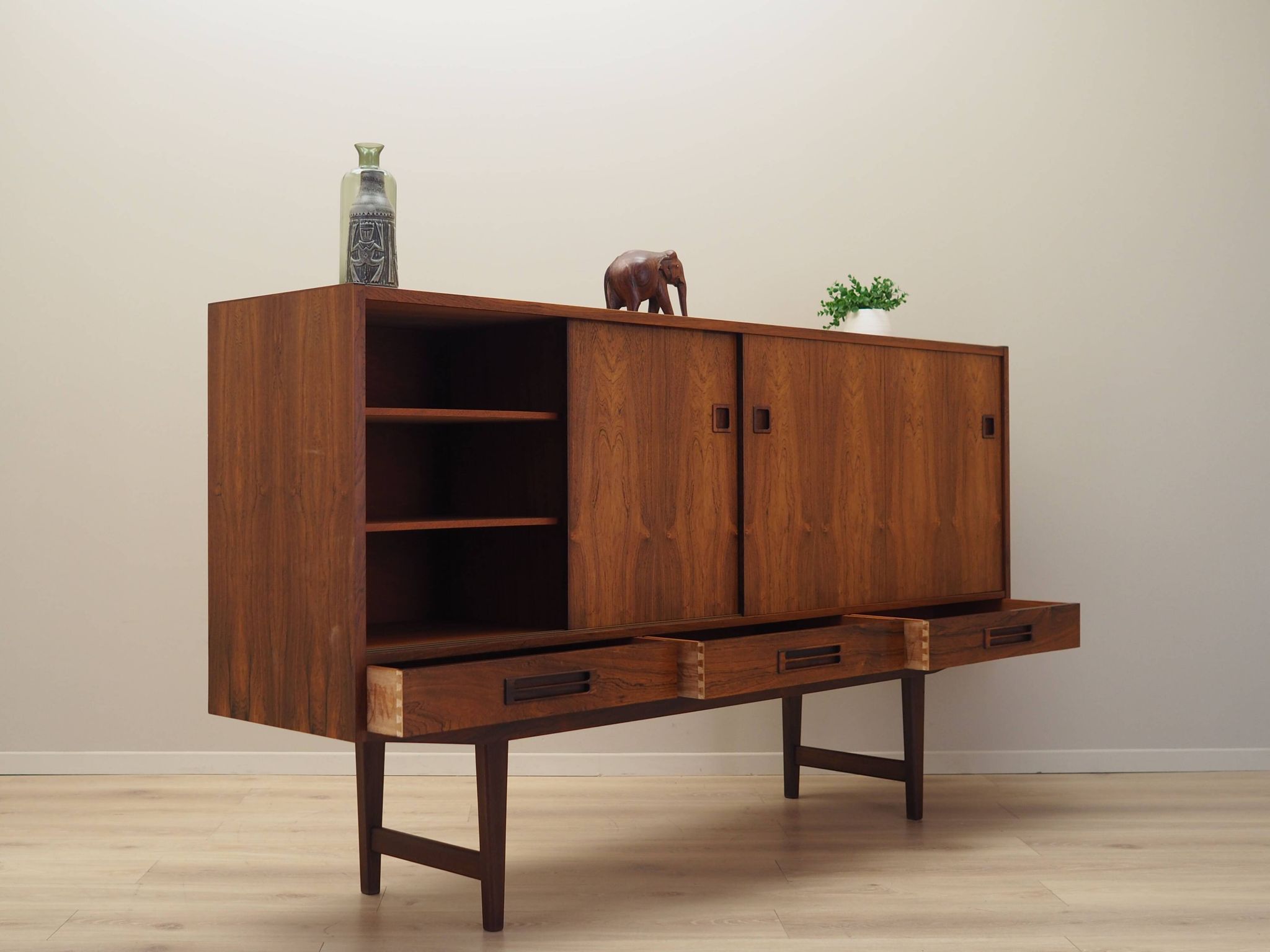 Enfilade en palissandre, design danois, années 1960, production : Danemark