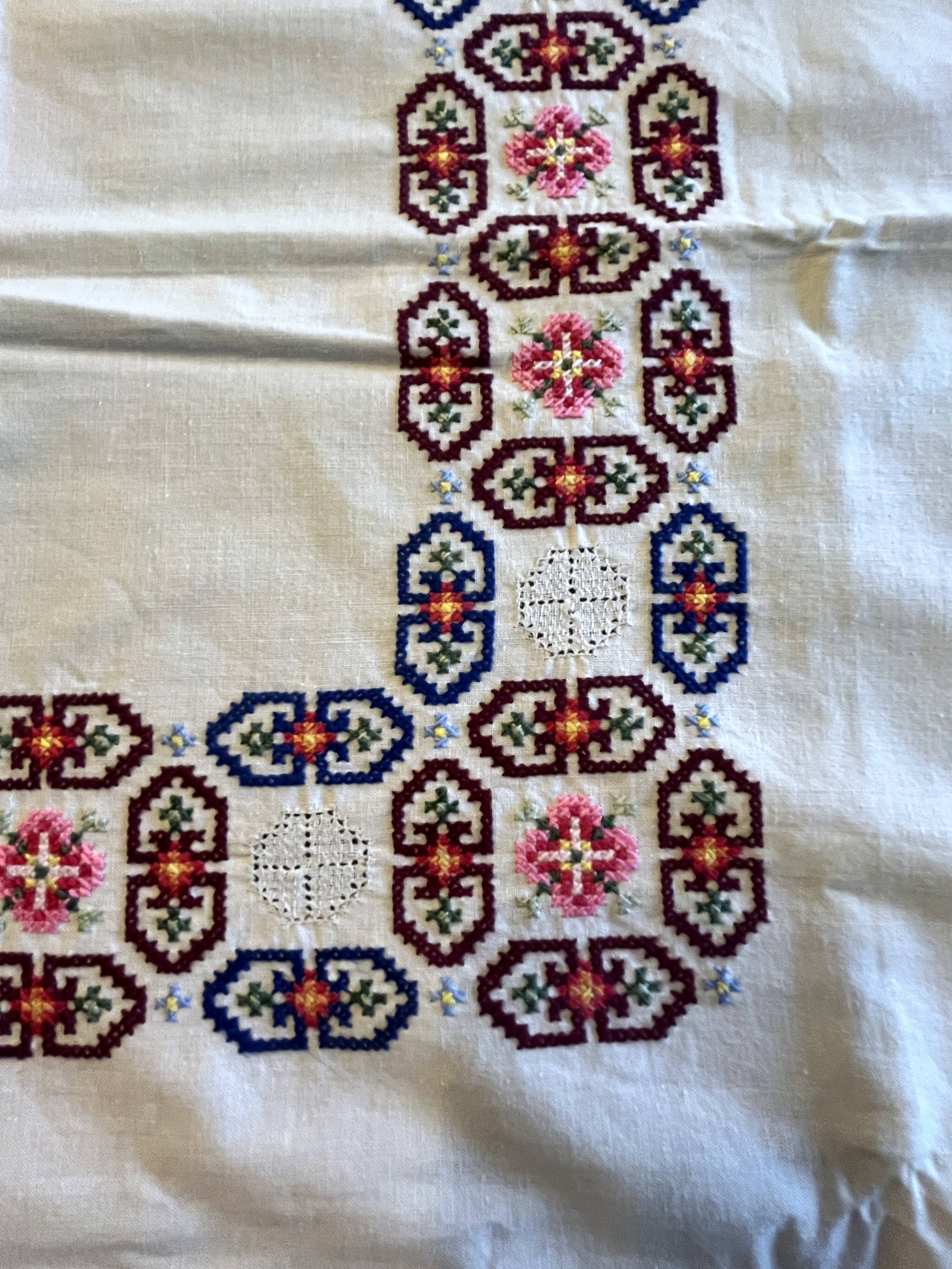 Household linen, embroidered tea tablecloth, 6 napkins, circa 1960