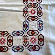 Linge de maison, nappe à thé brodée 6 serviettes vers 1960