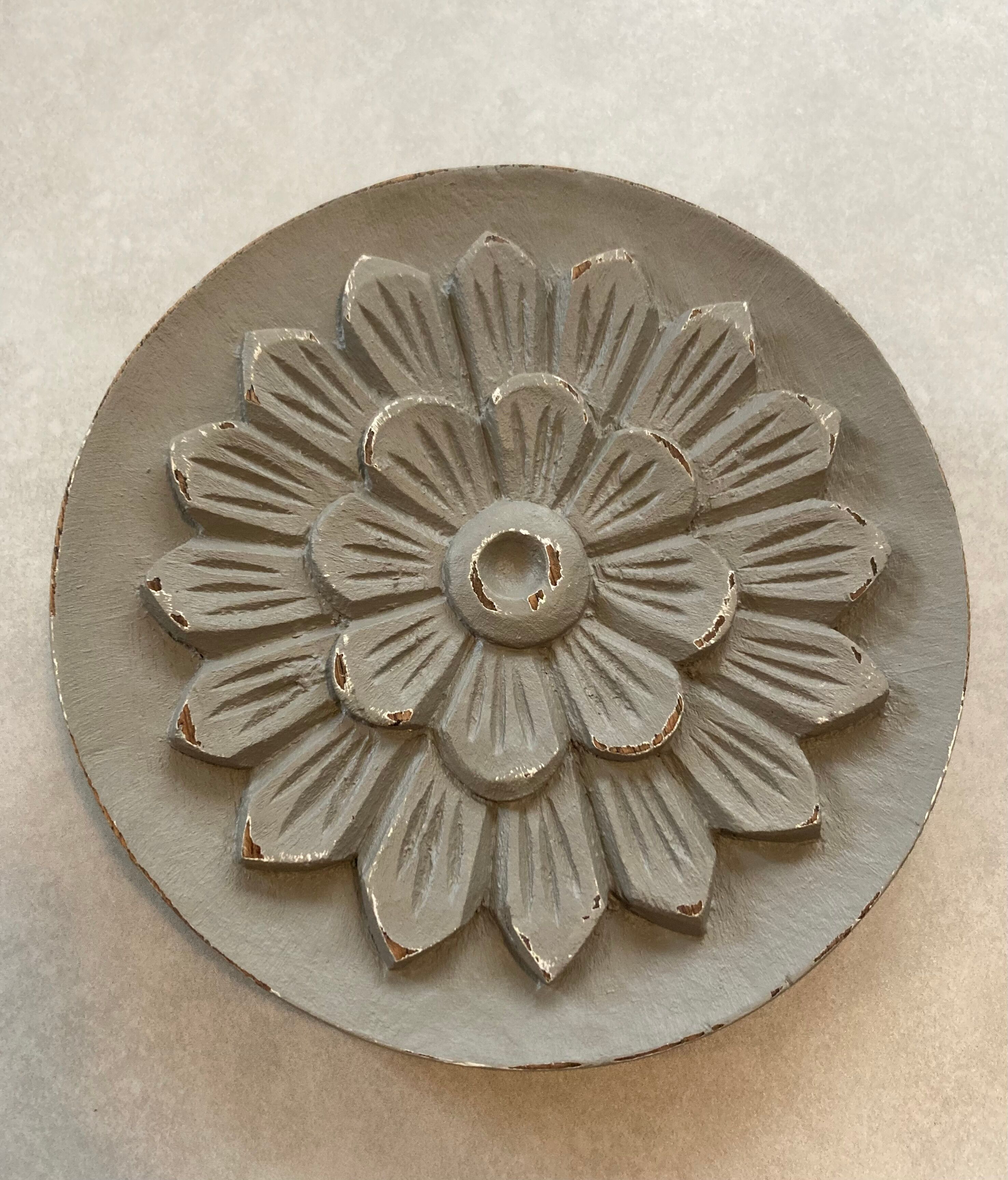 Rondel en bois sculpté patiné
