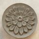 Rondel en bois sculpté patiné