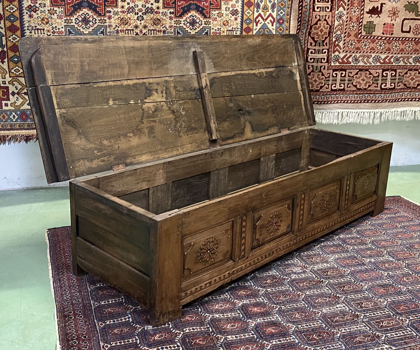 Banc coffre breton en châtaigner et marqueterie XIXème