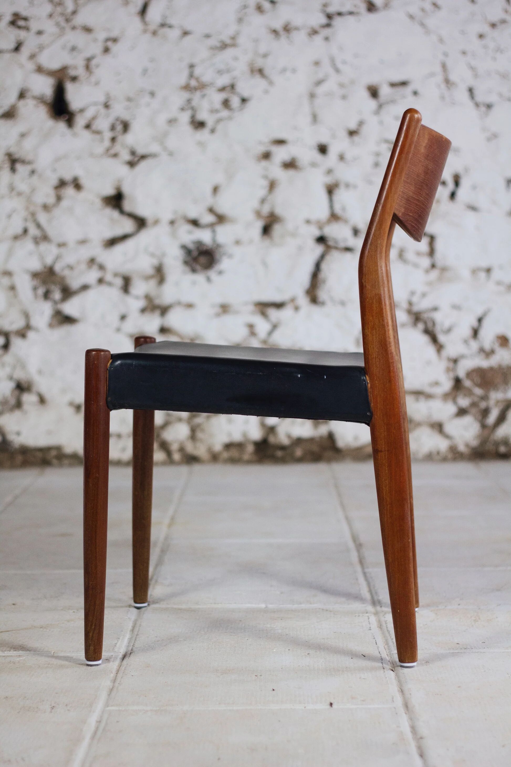 4 Scandinavian Fristho Franeker chairs in teak and faux leather, 1960.