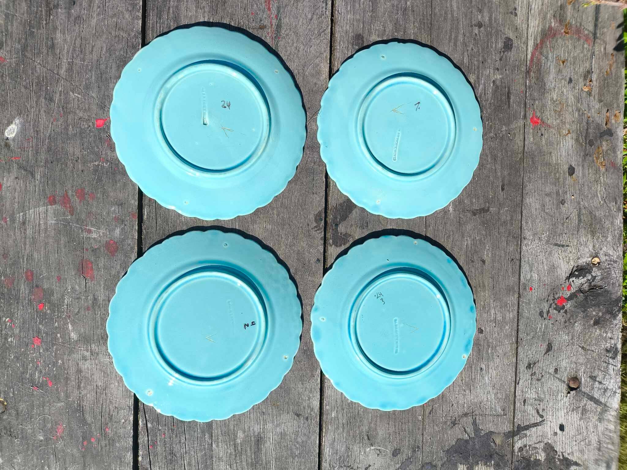 4 anciennes assiettes en barbotine décor oiseaux en faïence de Sarreguemines