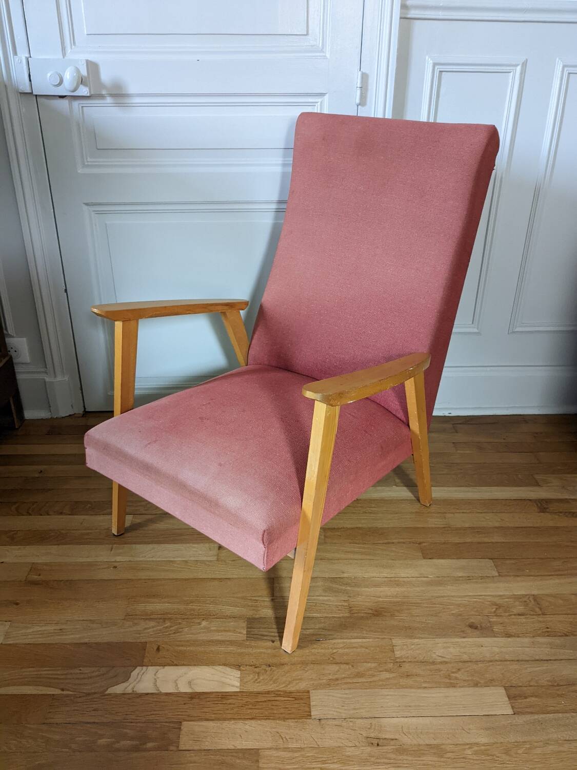 Fauteuil scandinave pieds compas