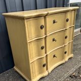 Chest of drawers with three moving drawers