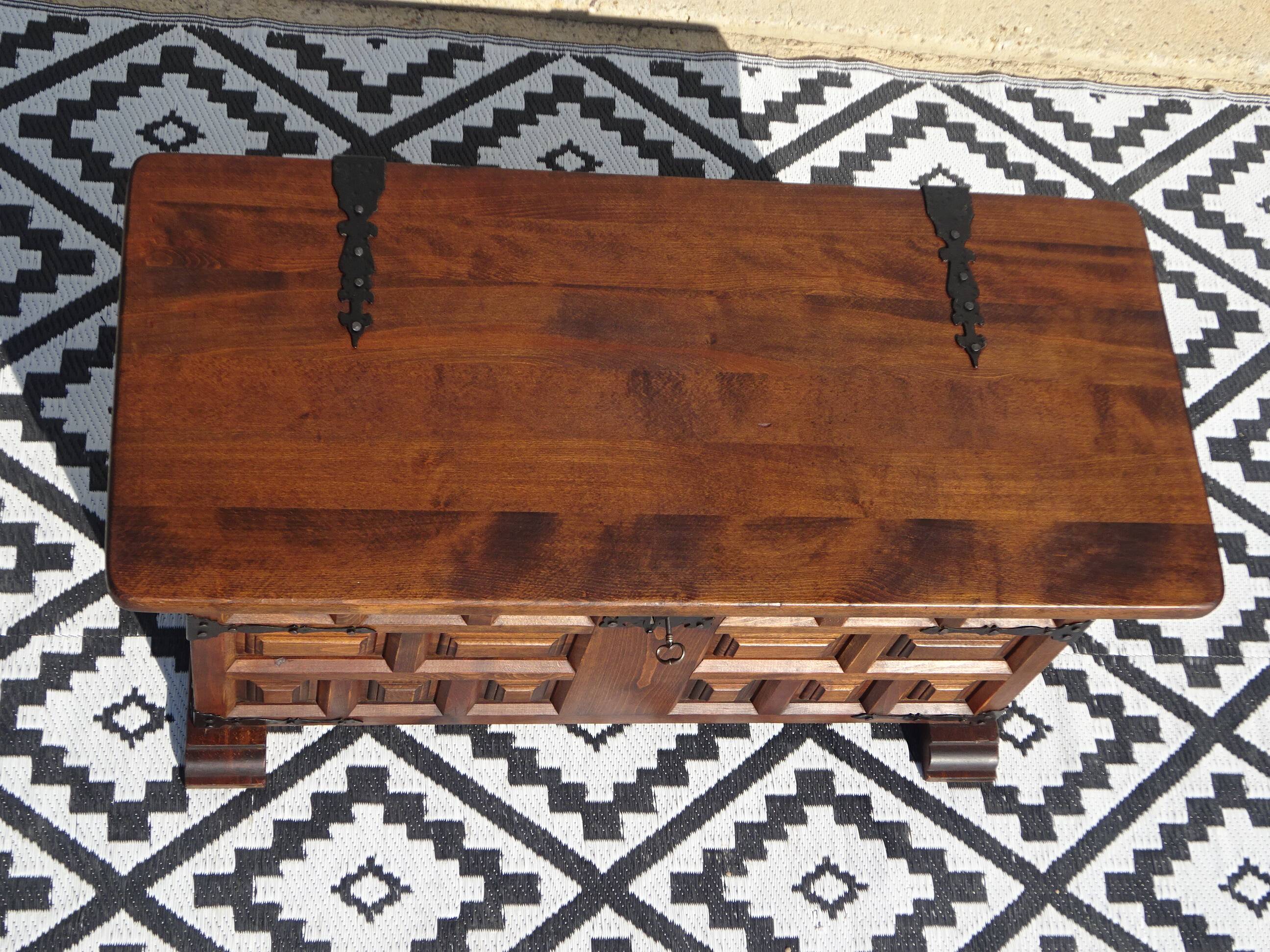 Tuscan chest in solid wood, Argudo Navarro, Spain