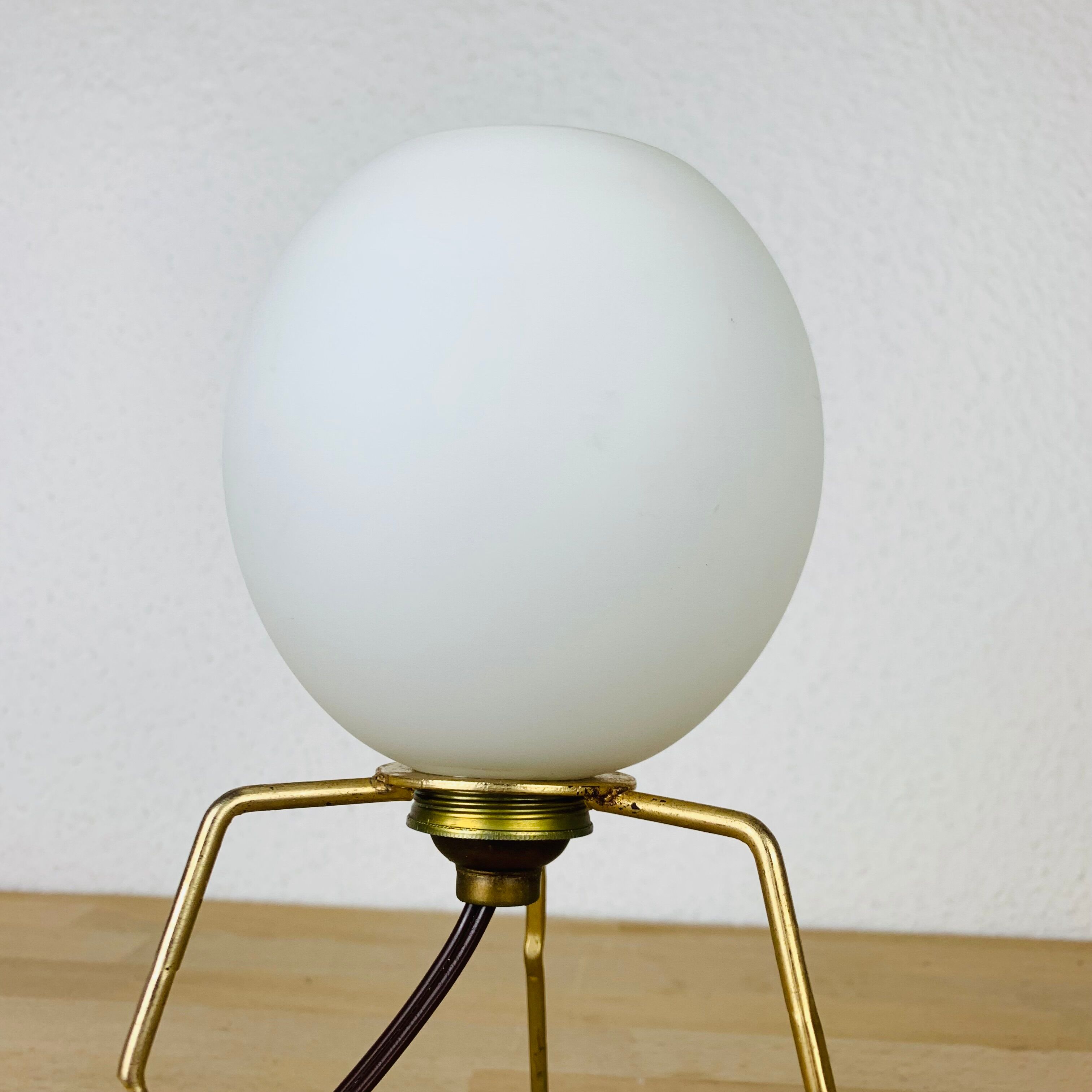 Lamp tripod brass 50s egg globe opaline