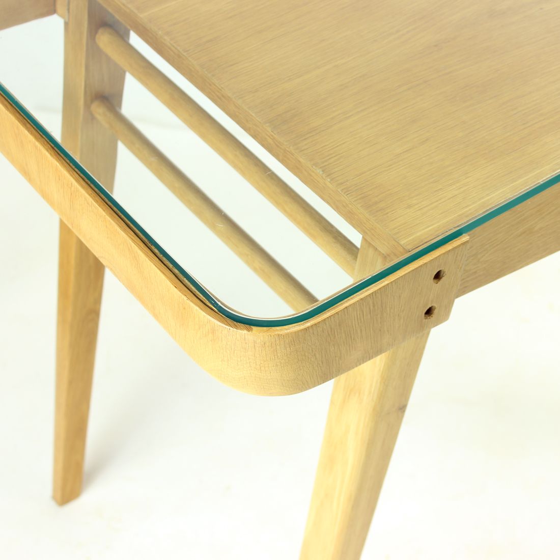 Table basse du milieu du siècle en chêne et verre, Tchécoslovaquie Années 1960