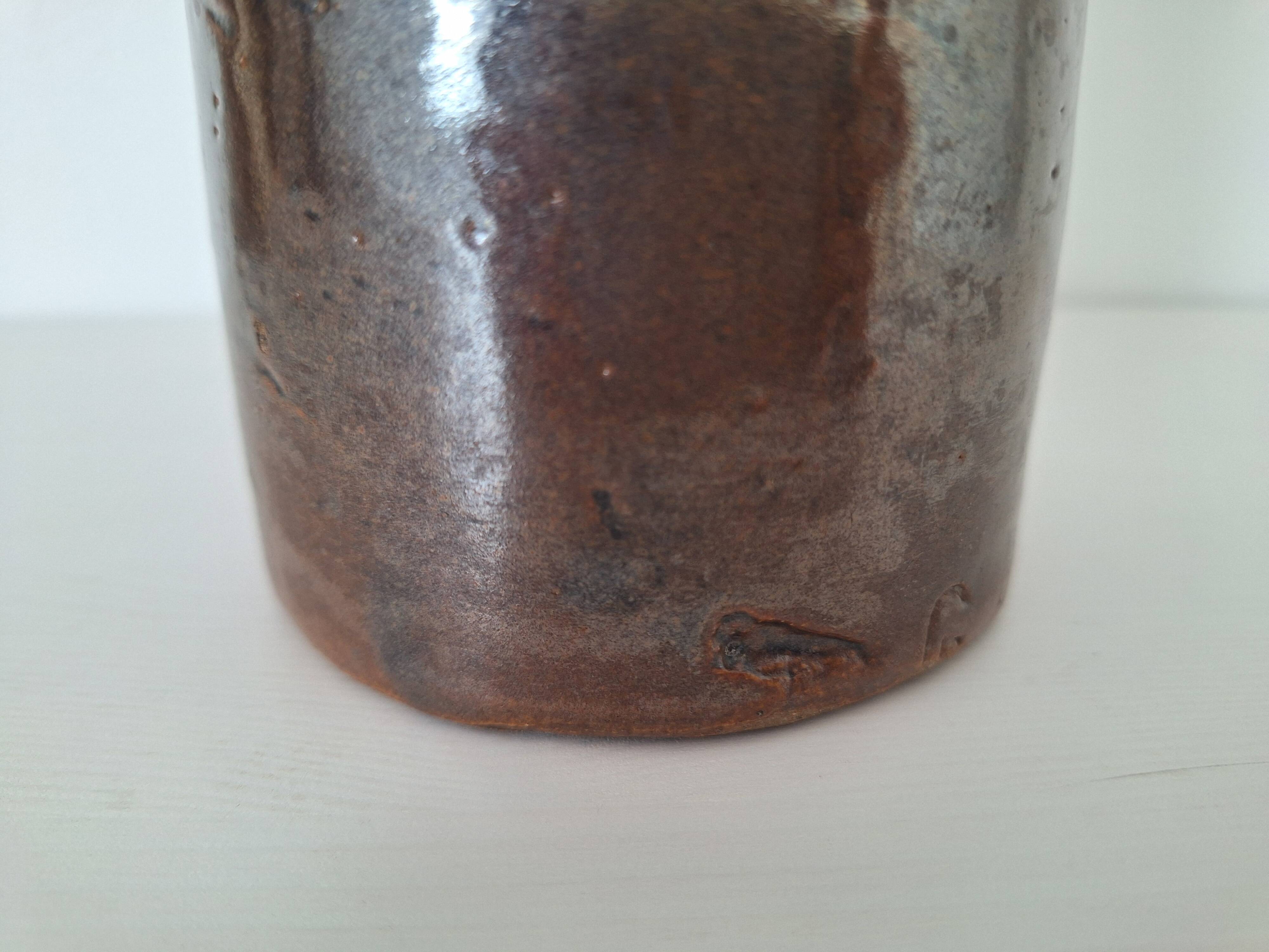 Bouteille en grès marron foncé vintage
