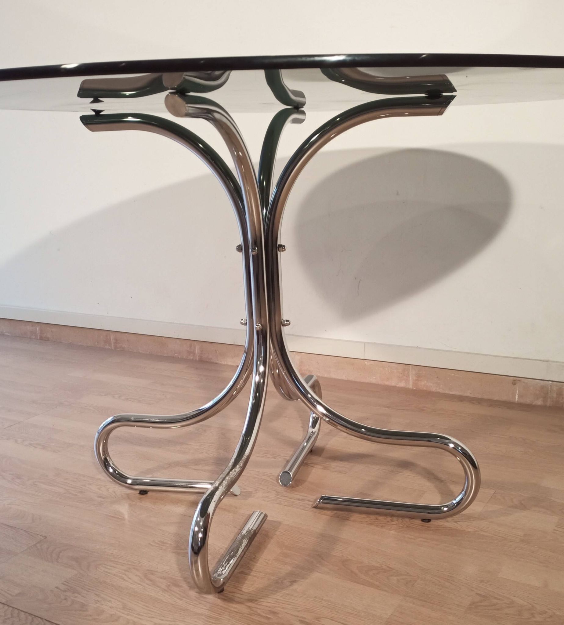 Table basse italienne du milieu du siècle en chrome et acier avec plateau rond en verre fumé, années 1960