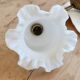 Applique murale vintage tulipe opaline blanche et laiton ciselé