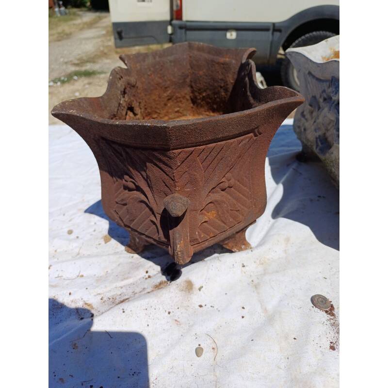 Pair of 1900 cast iron planters from Charleville-Mézières in rococo style
