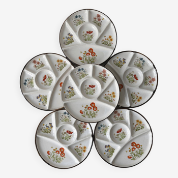6 flat plates with floral decoration compartments.