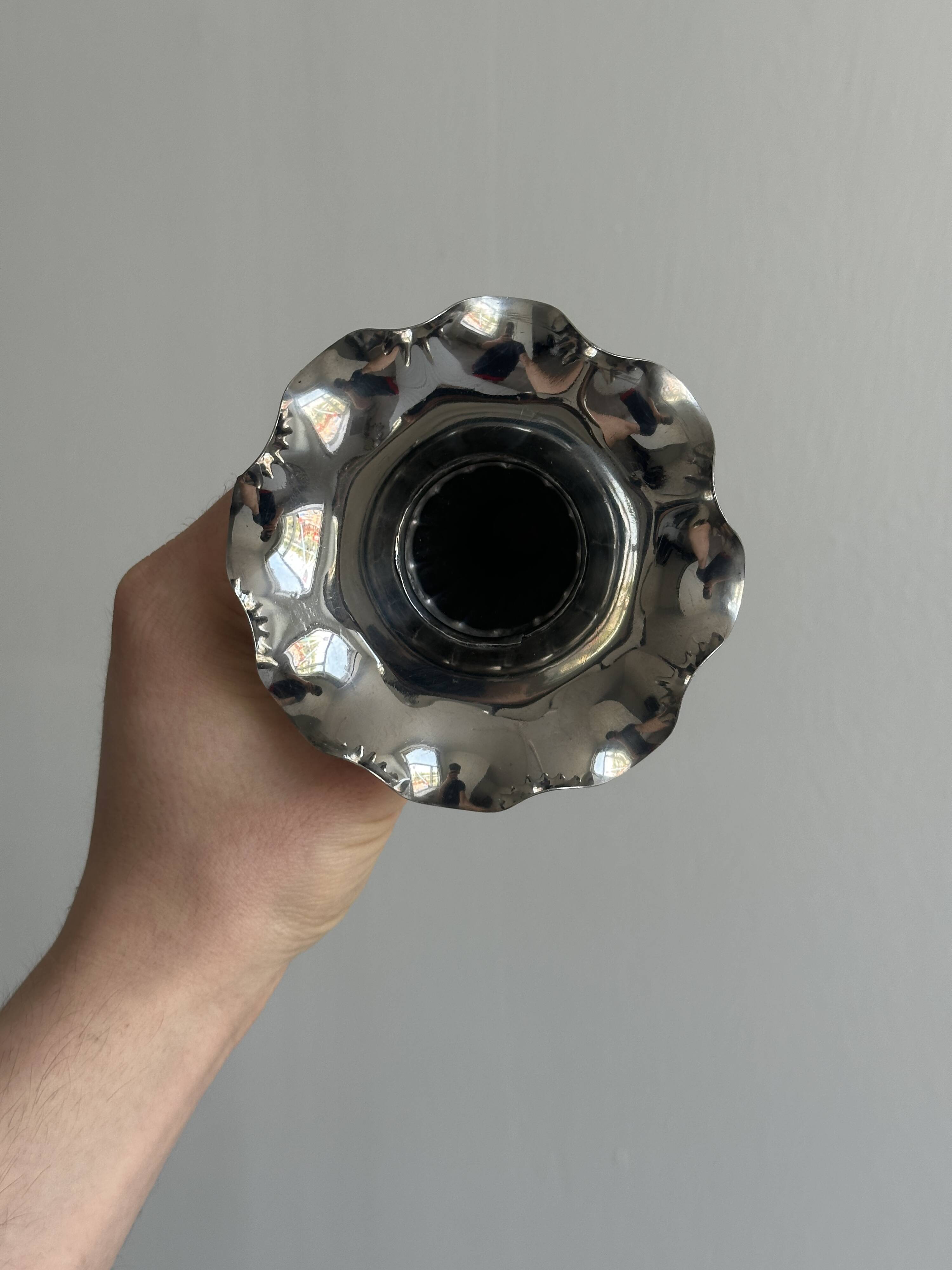 Petit vase vintage en aluminium léger