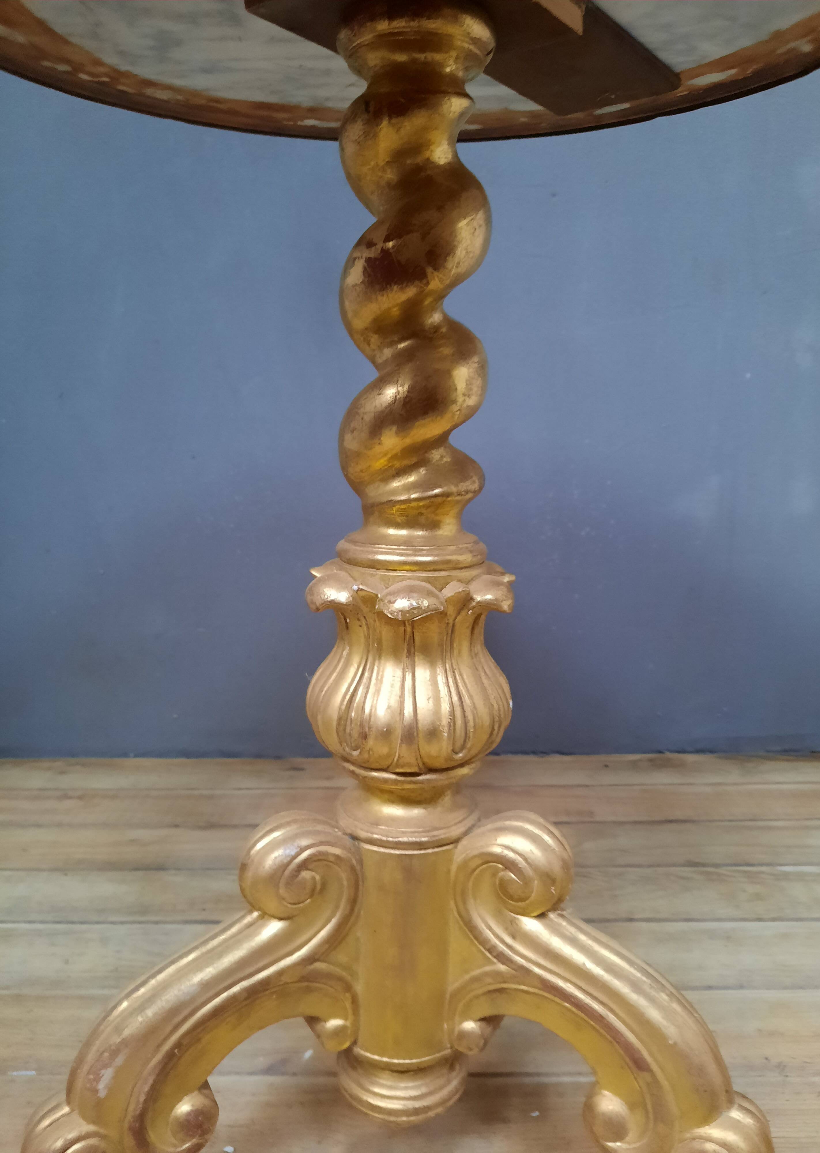 Gilded wooden pedestal table