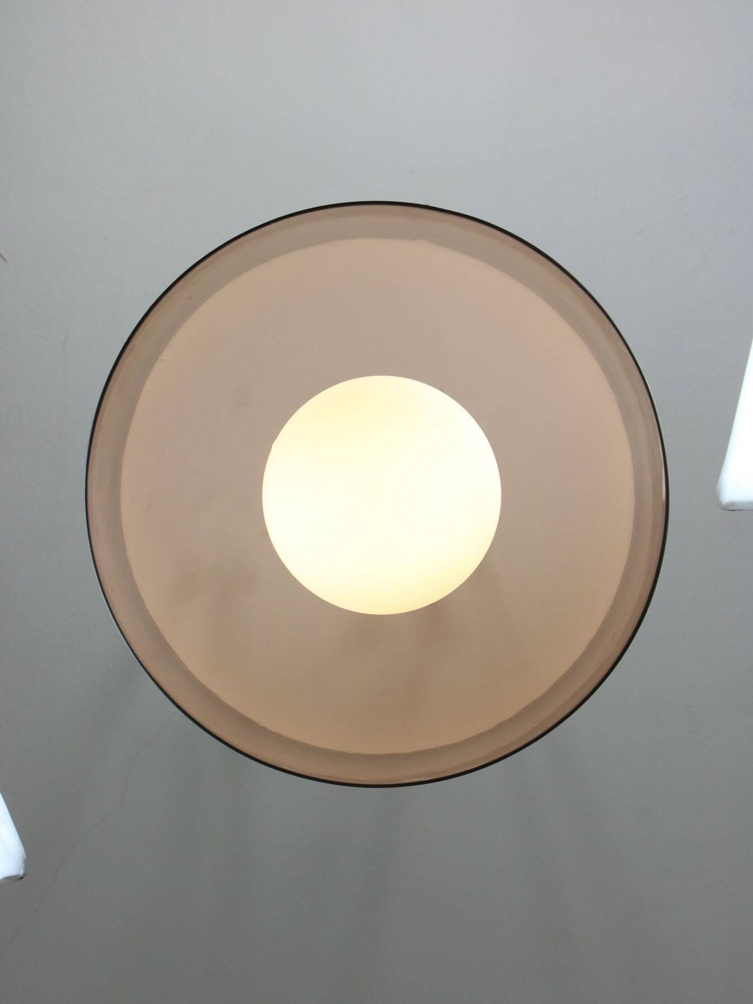 Lampe à suspension italienne en laiton, opaline et plexiglas de l'ère spatiale