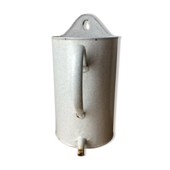 Wall enema broc in white and speckled gray enamelled sheet metal