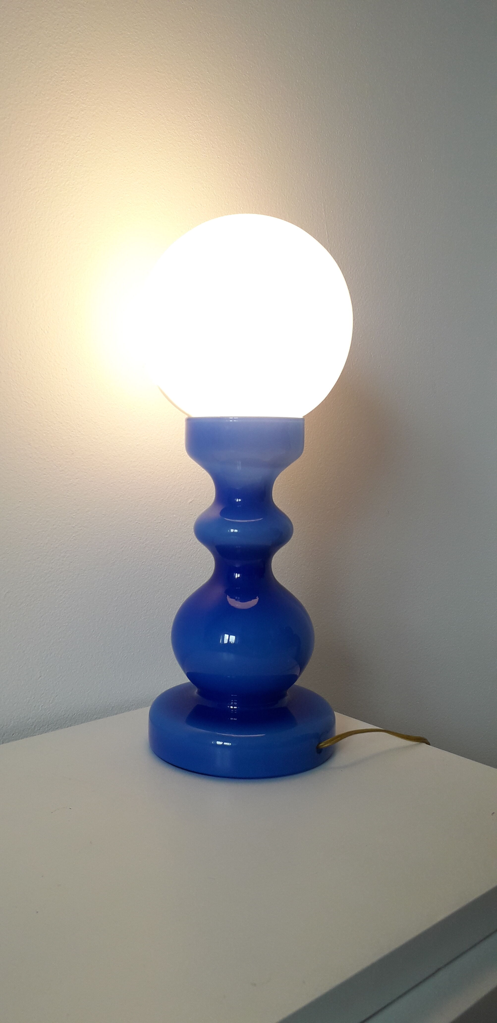 Globe opaline lamp