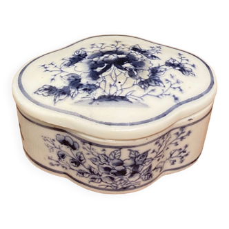 Box, quadrilobed porcelain pillbox