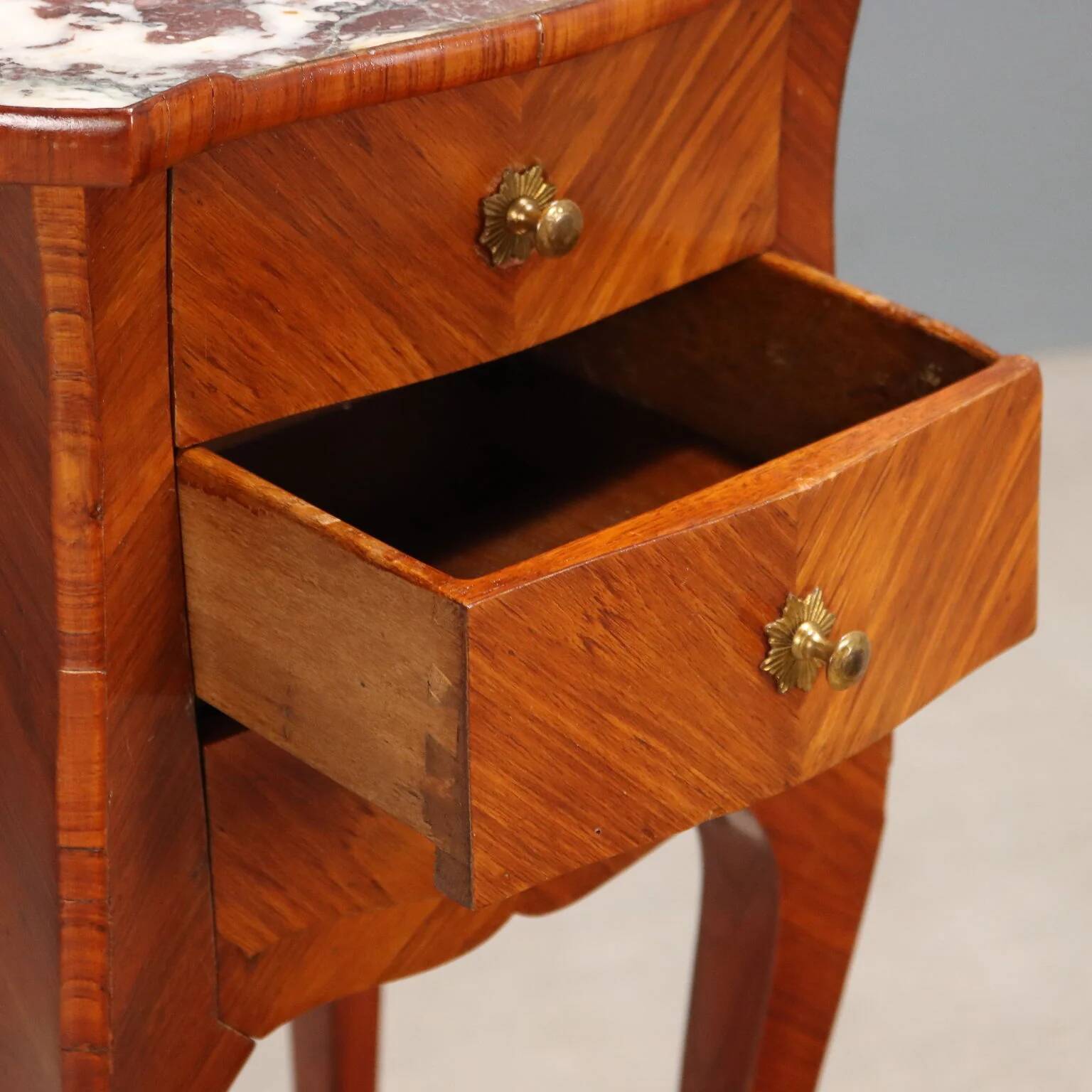 Table de chevet ancienne Louis XV en chêne plaqué bois de rose, XIXe siècle