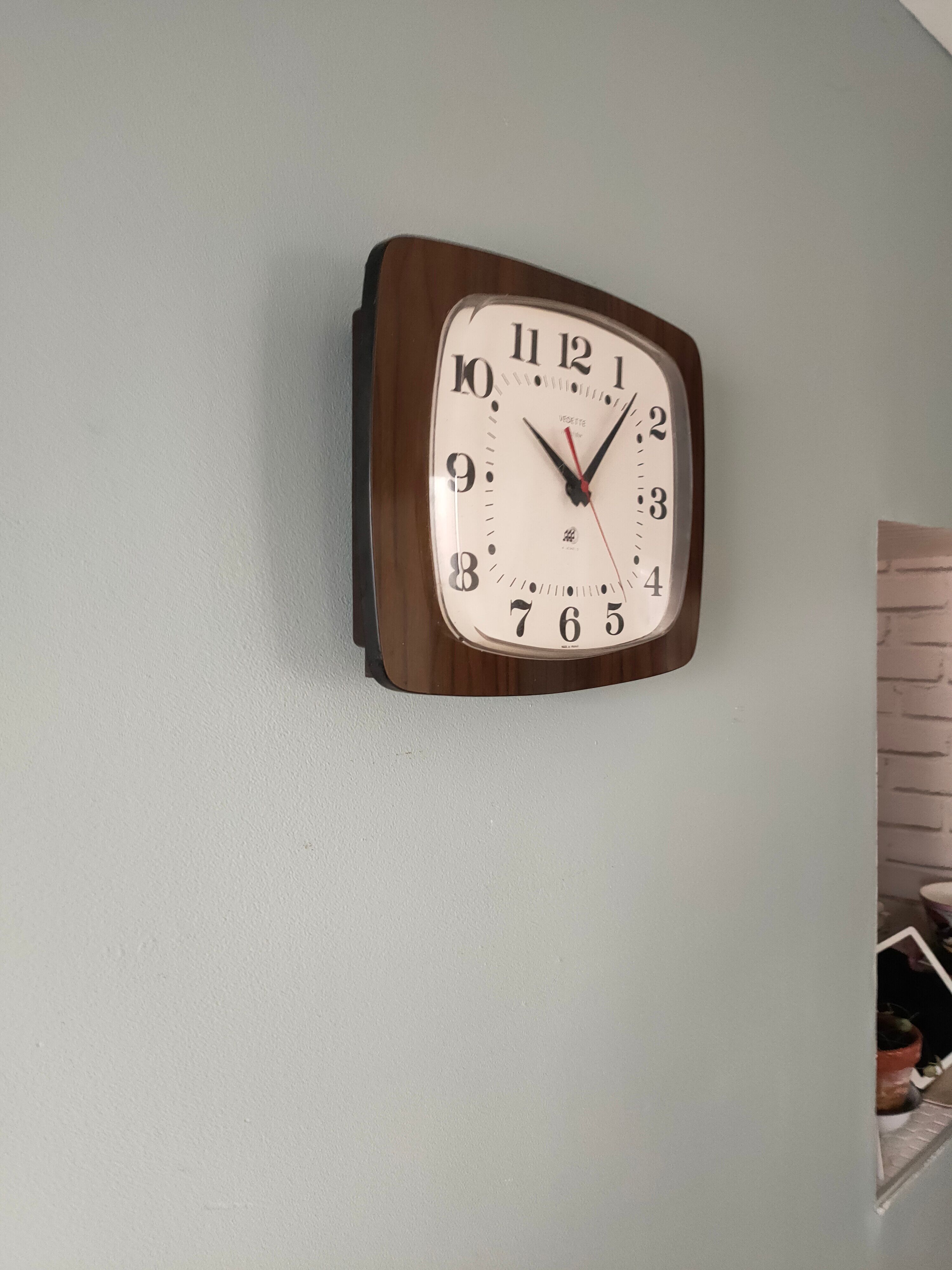 Vintage clock featured