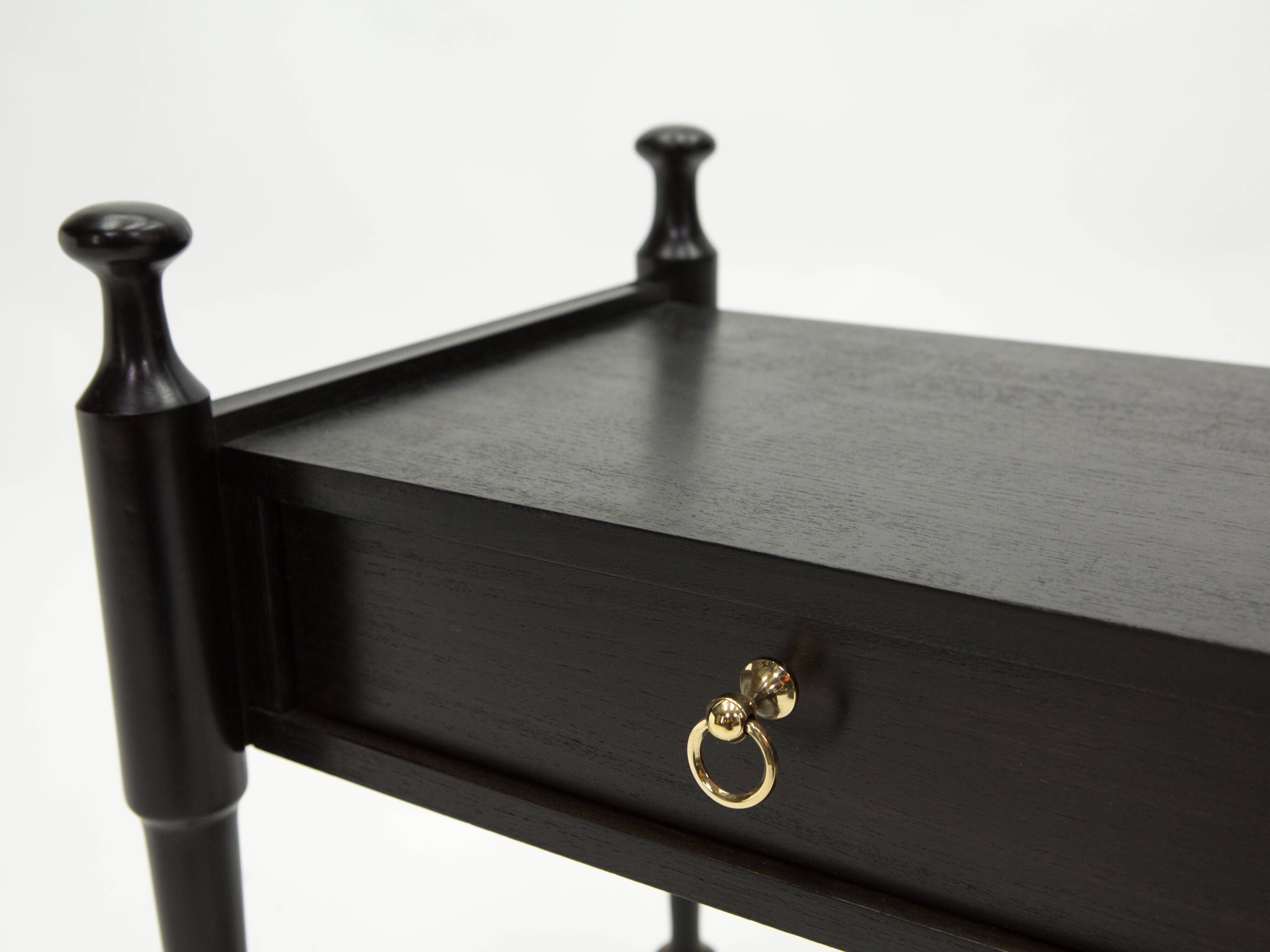 Paire de chevets en chêne teinté noir et laiton vers 1970