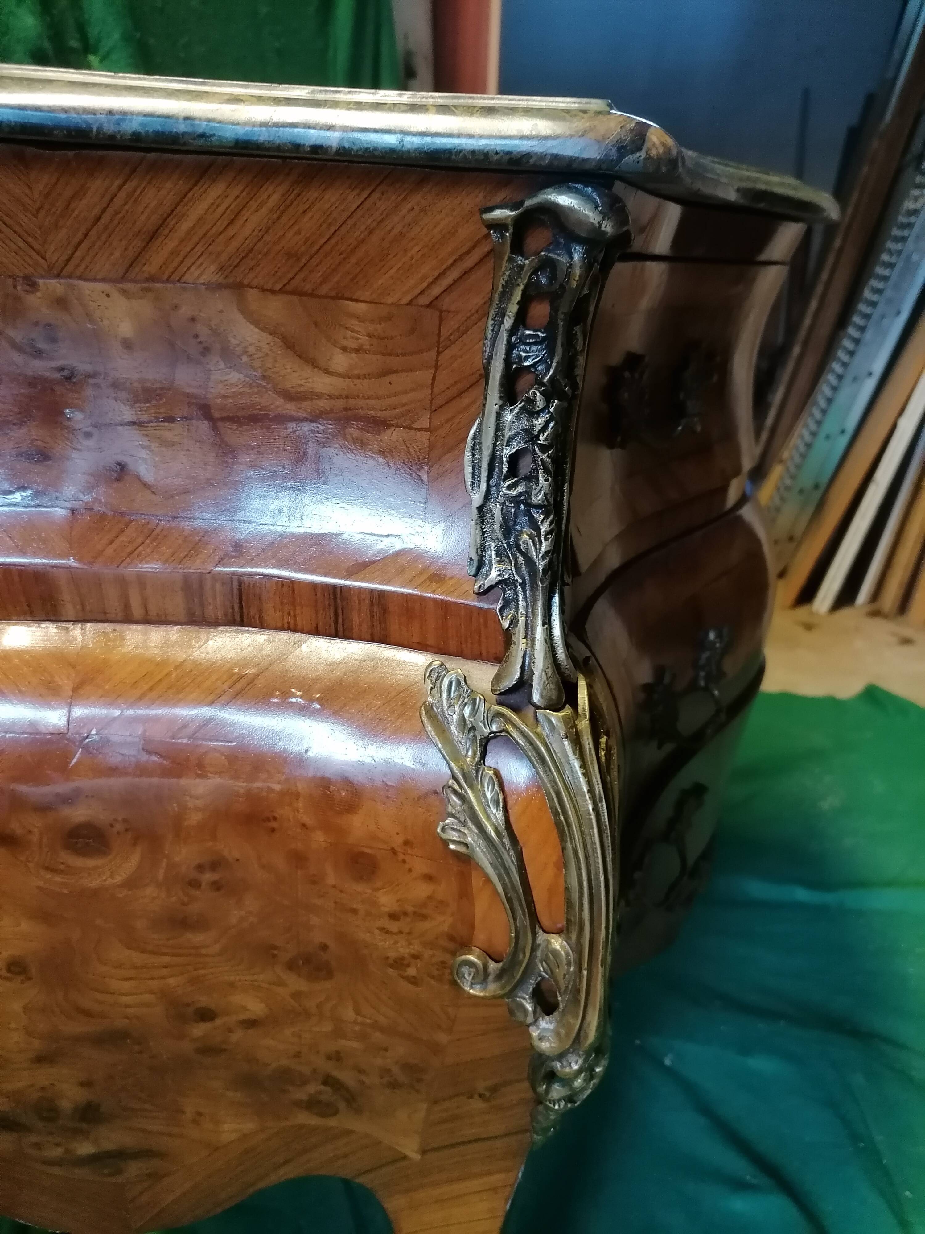Small tomb chest of drawers, Louis XV Regency style - Elm burl and green marble.