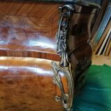 Petite commode tombeau, style Louis XV Régence - Loupe d'orme et marbre vert.