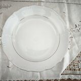 Hollow round plate in porcelain, double gold rim manufacture.