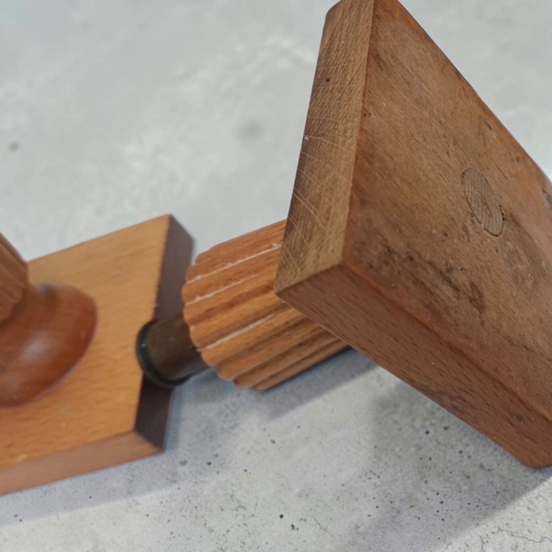 Paire de bougeoirs en bois