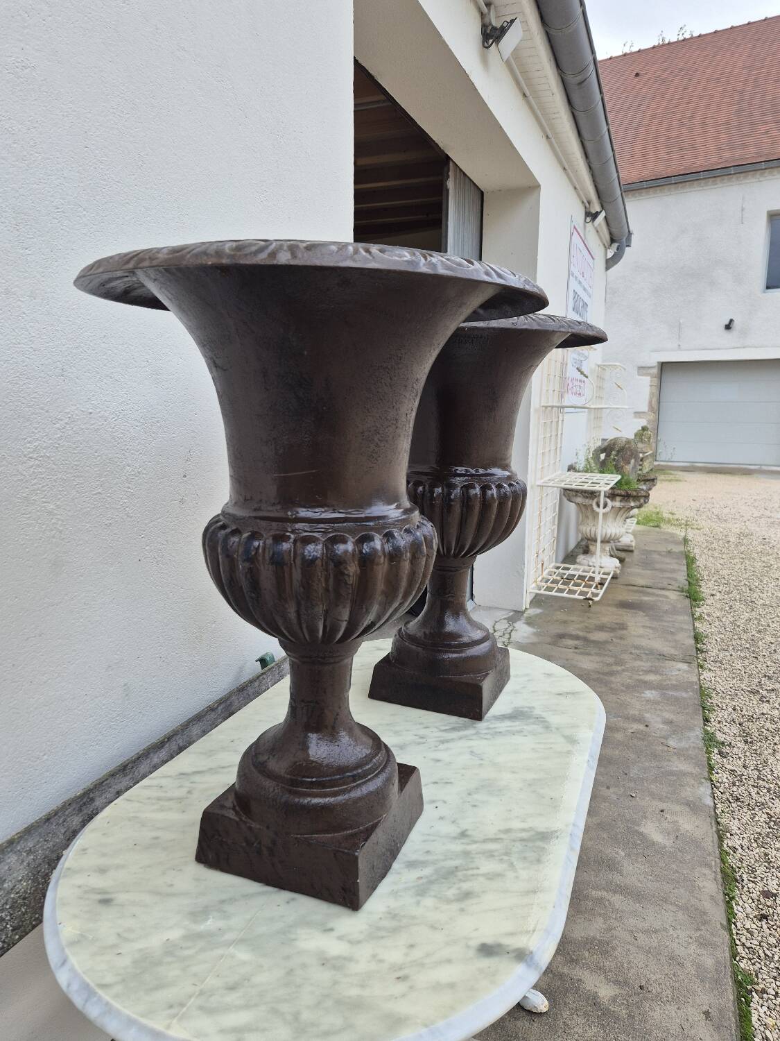 Pair of Medici cast iron vases from a bourgeois house - H73cm