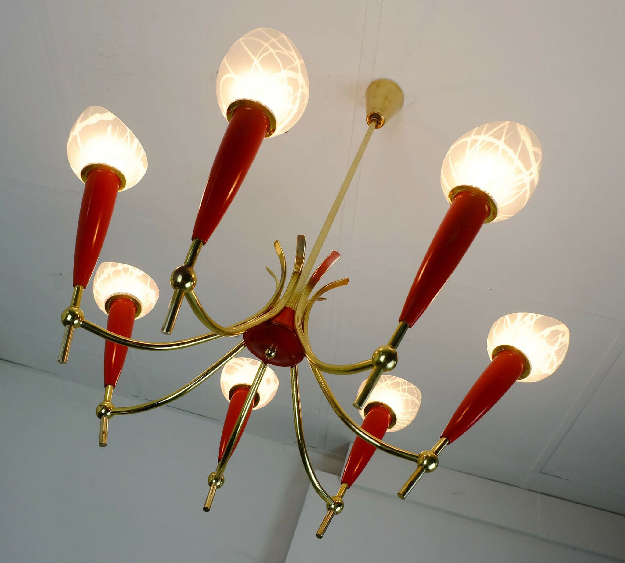 Lustre des années 1950 en laiton et plastique rouge, 7 abat-jours en verre