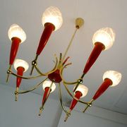 Lustre des années 1950 en laiton et plastique rouge, 7 abat-jours en verre