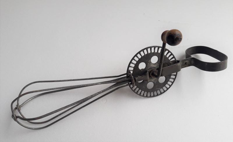 Quarter manual whisk