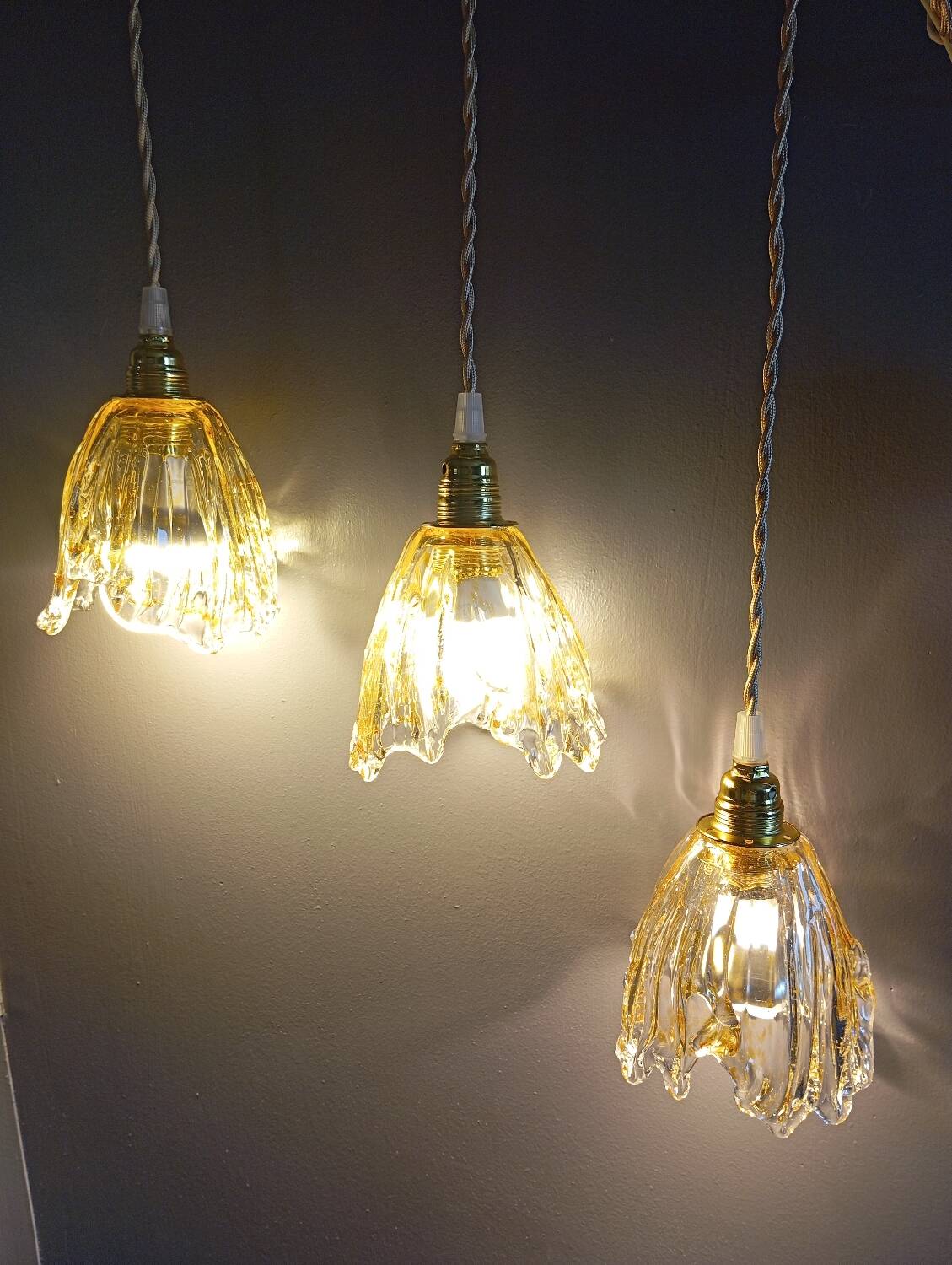 Lustre 3 suspensions verre drappé miel Murano, 1979/80