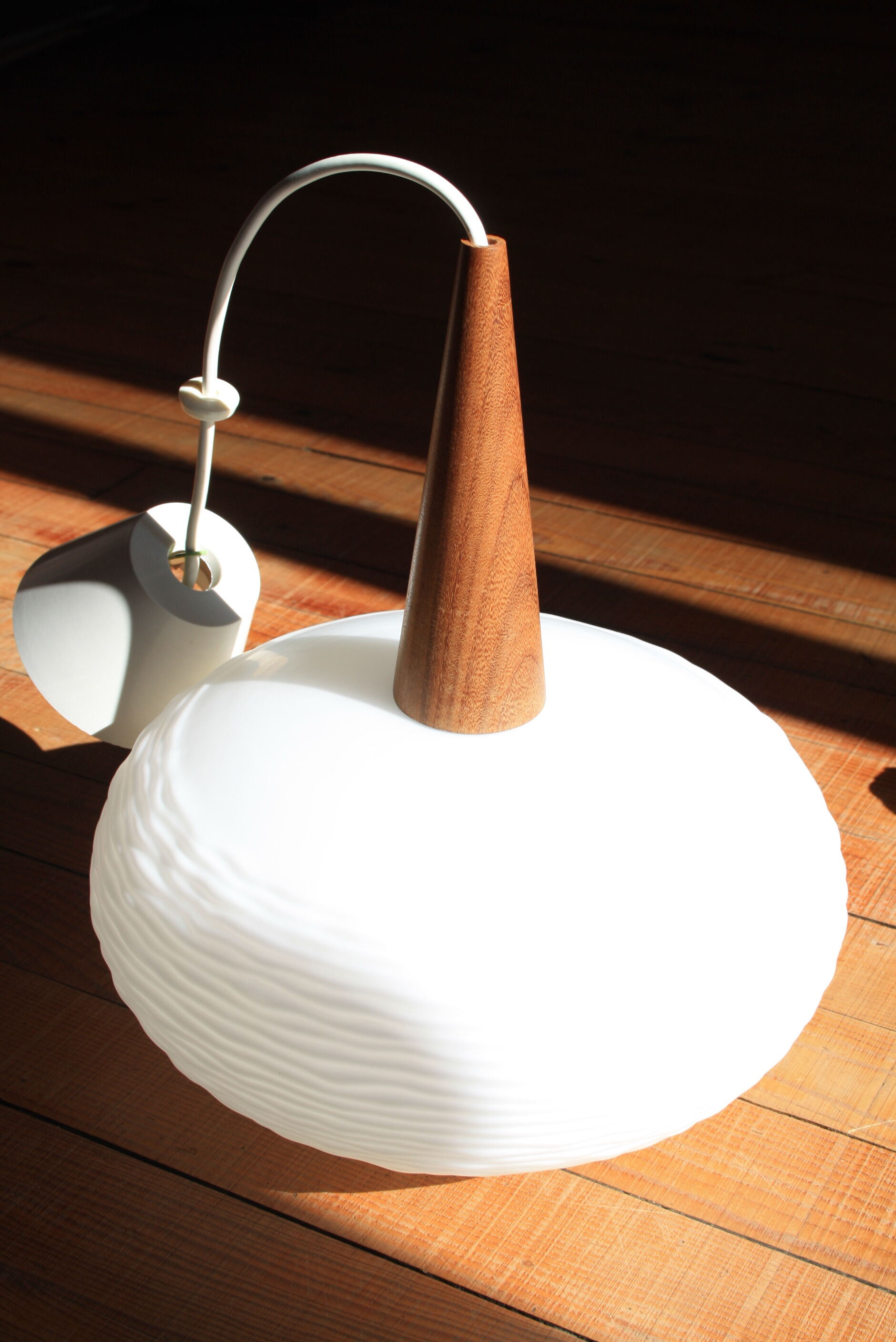 Suspension opaline et teck par Louis Kalff pour Philips