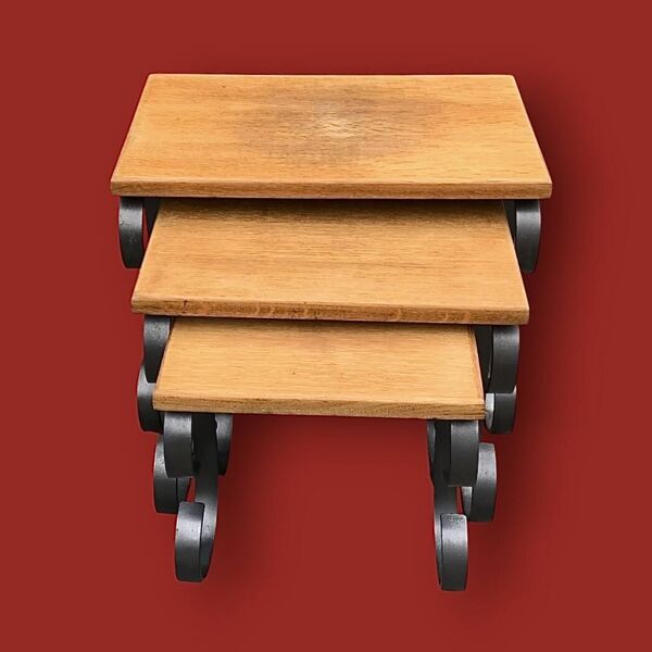 Trio de tables gigognes en bois et fer forgé – style brutaliste – années 60
