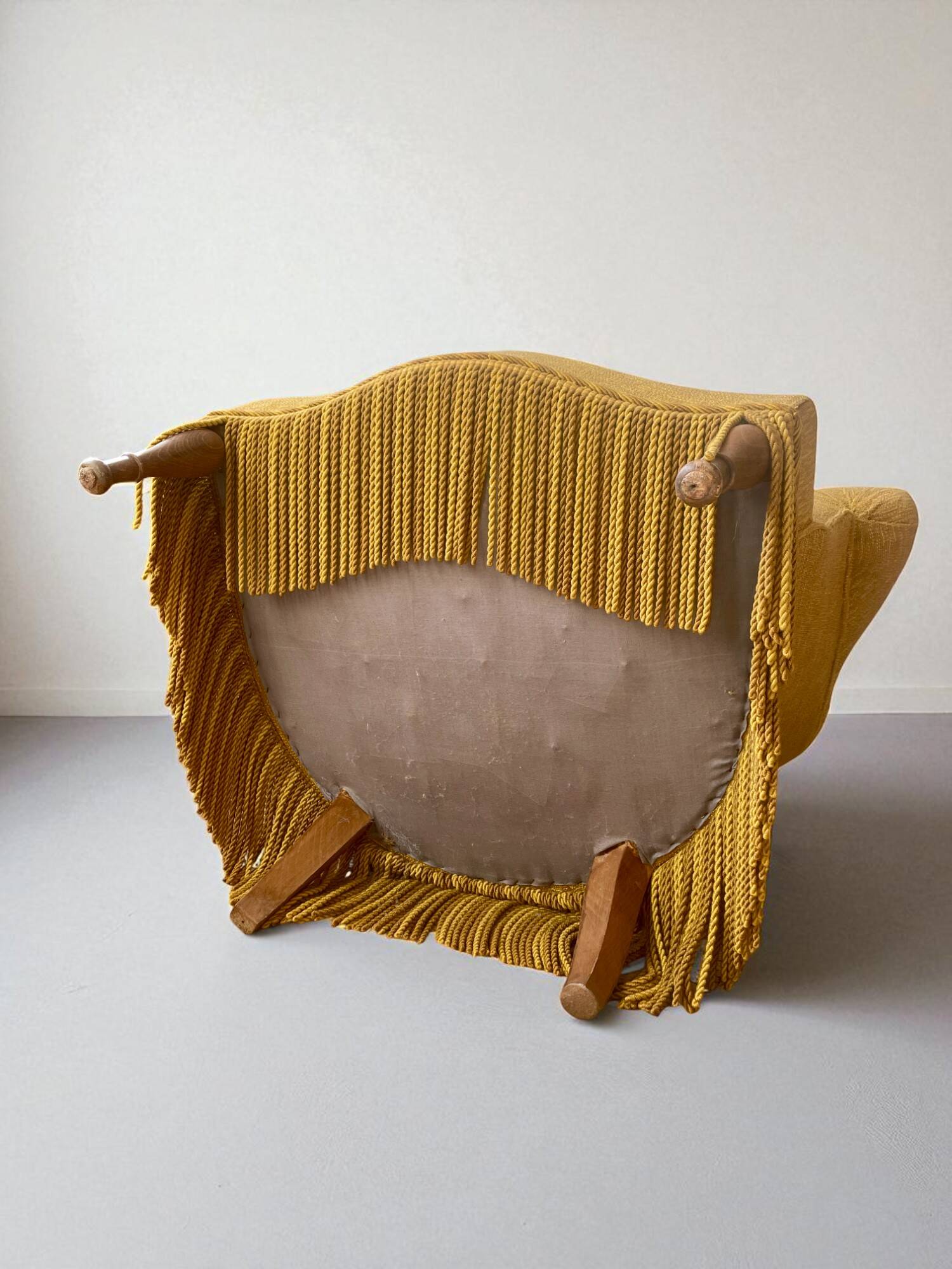 Fauteuil crapaud en tissu jaune