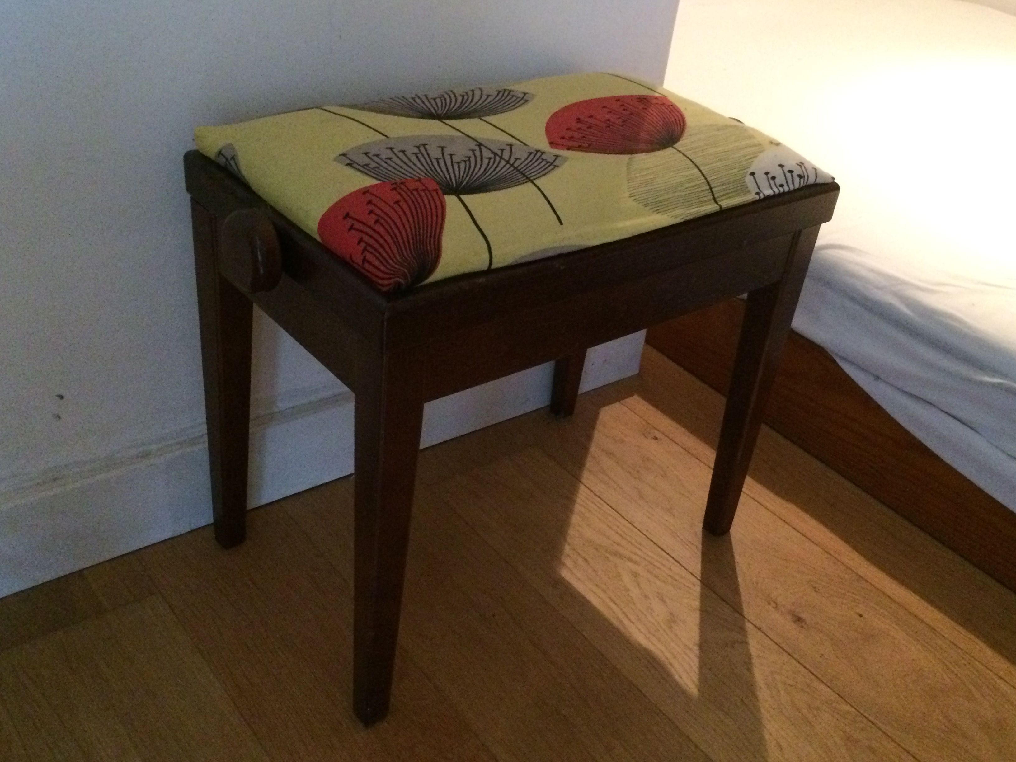 Adjustable piano stool