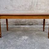 Ancienne table bistrot ovale en bois massif teinte claire  Dimensions 220 cm x 88 cm
