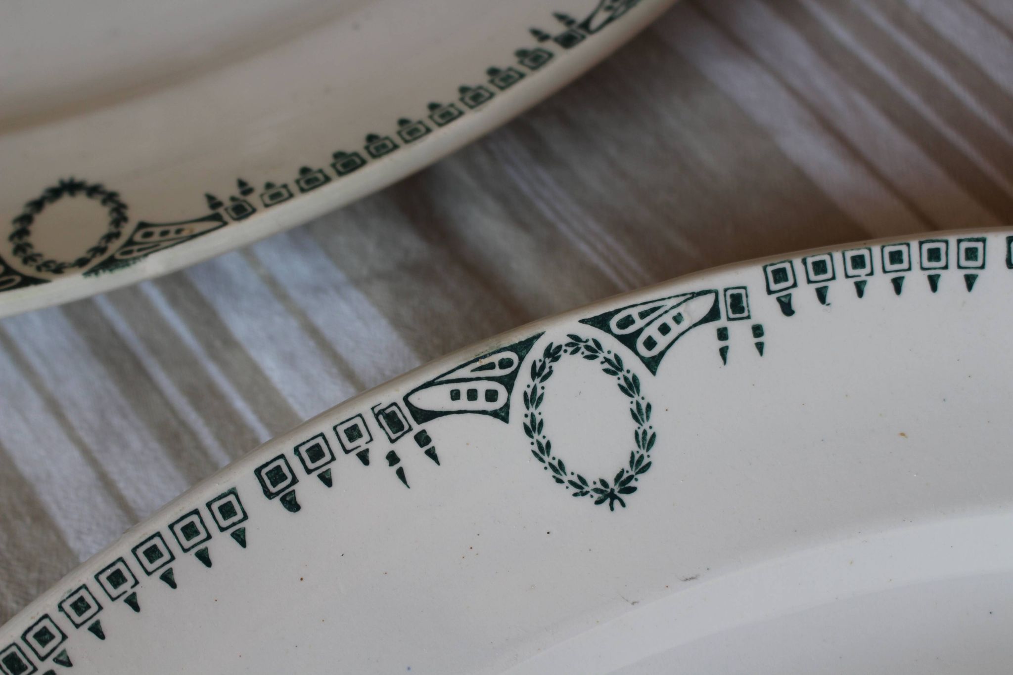 Lot 2 oval dishes Terre de fer Saint Amand swan