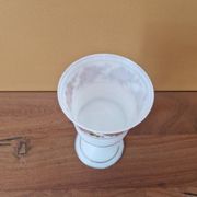 Verre sur pied en forme de calice en opaline blanche et décor de fleurs