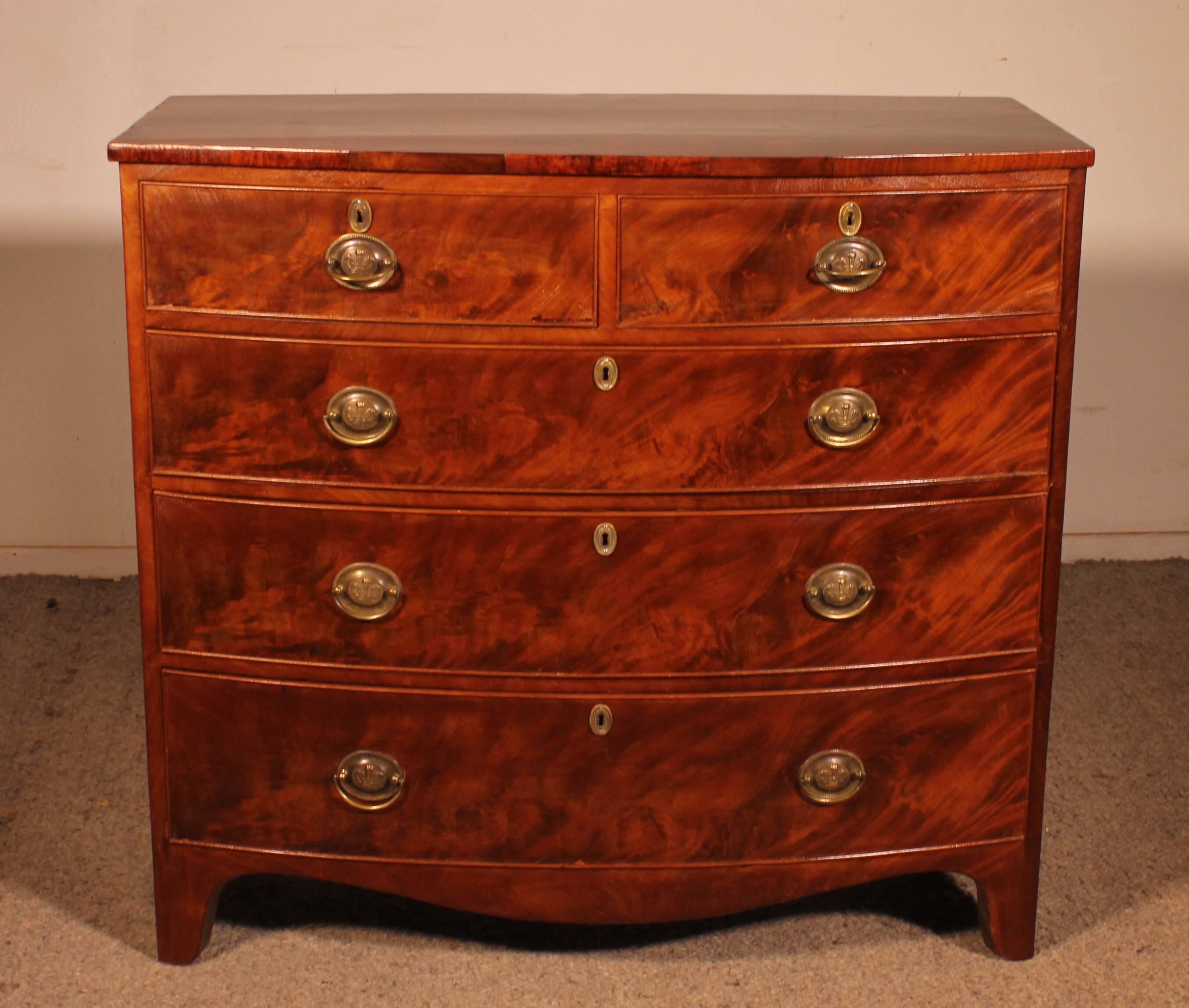 Bombé commode in mahogany from the early 19th century.