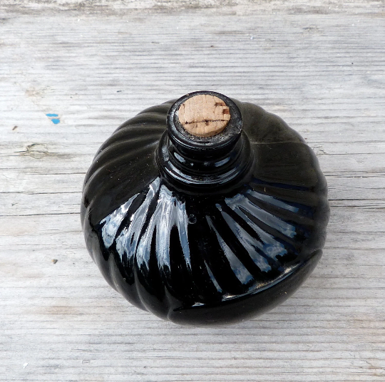 Ink bottle 1900 in black glass