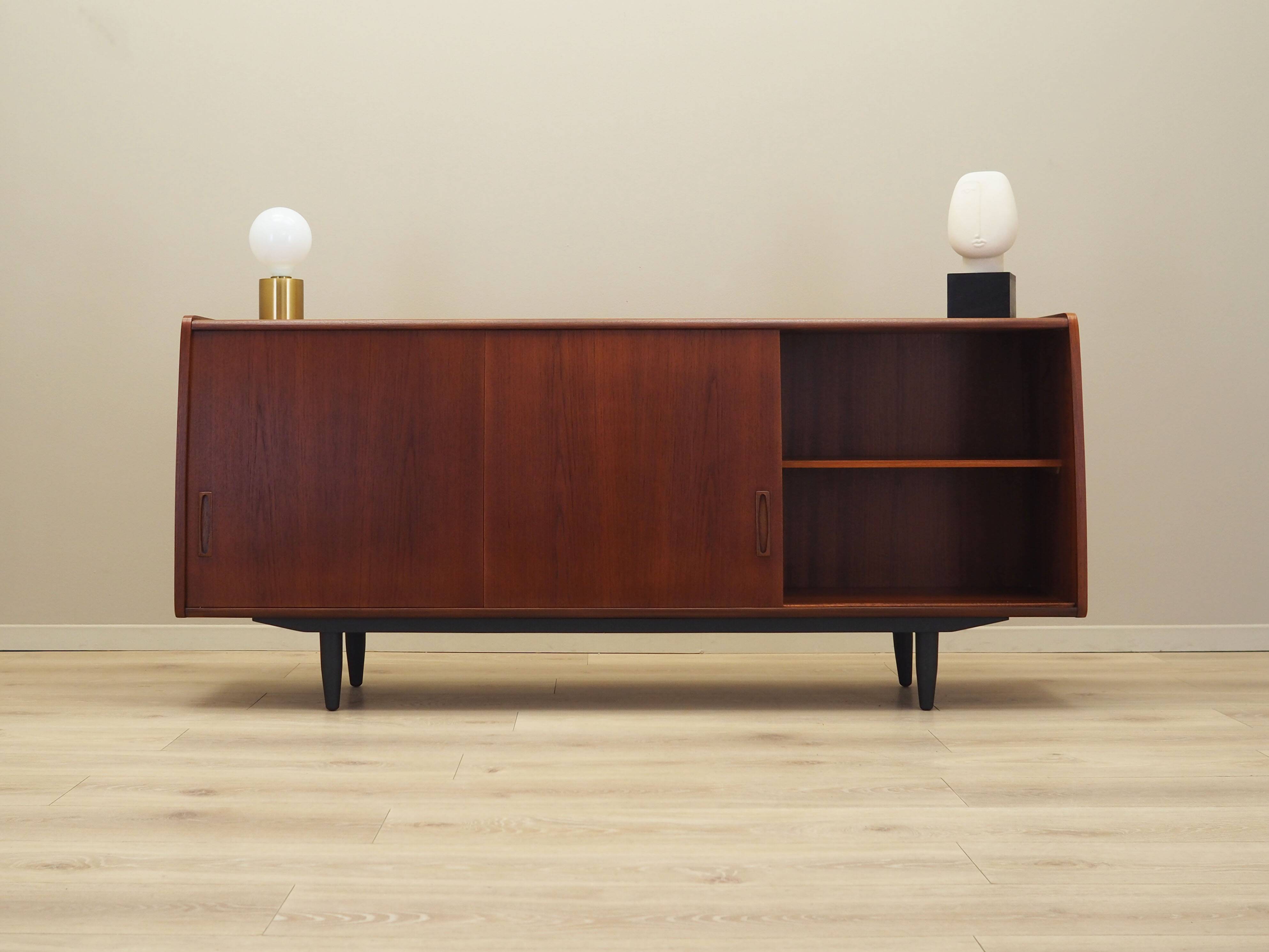 Buffet en teck, design danois, années 1970, production : Danemark