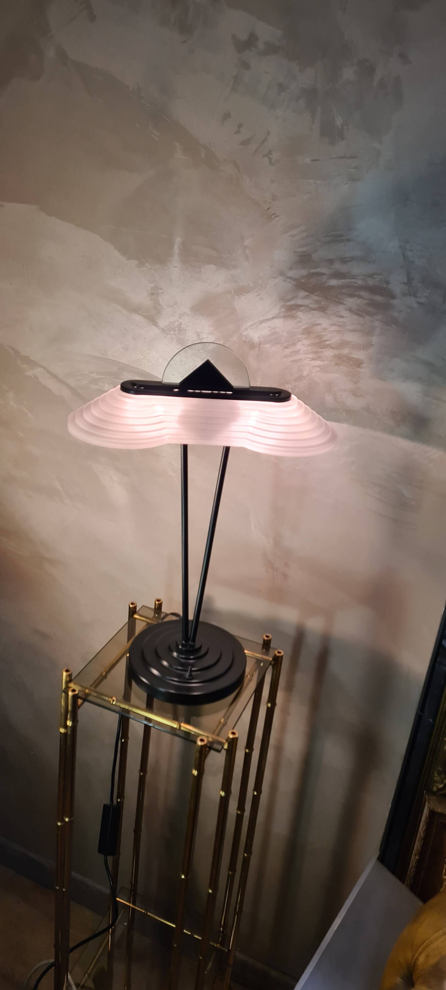 Memphis stijl milan style desk lamp, art nouveau molded glass 1970 to 80