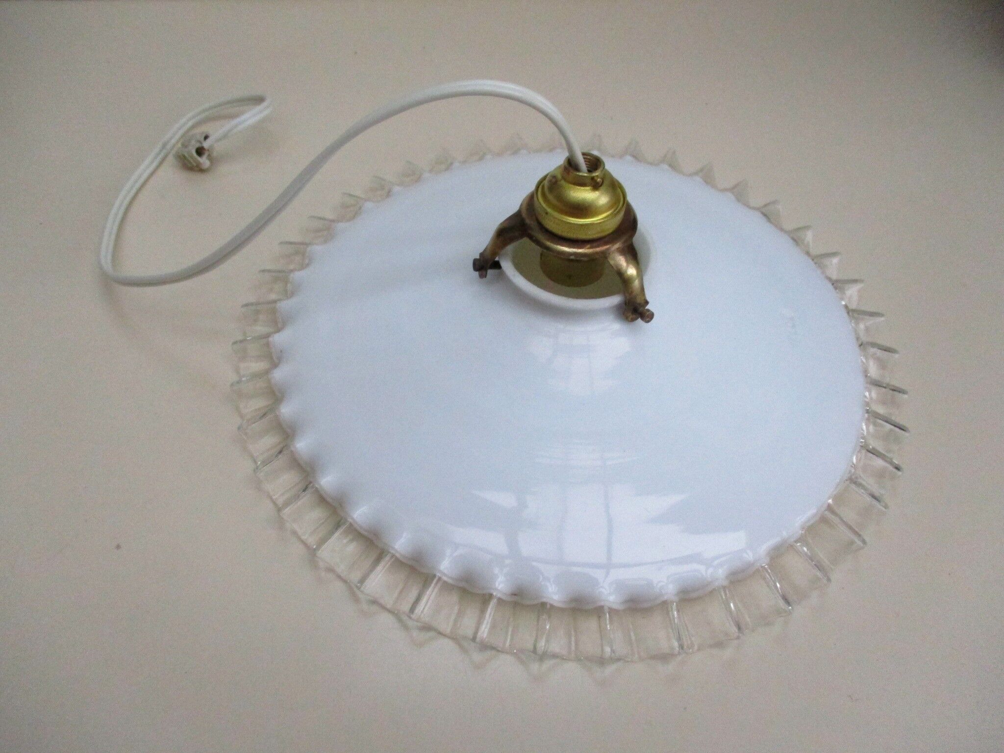 Suspension with serrated opaline lampshade